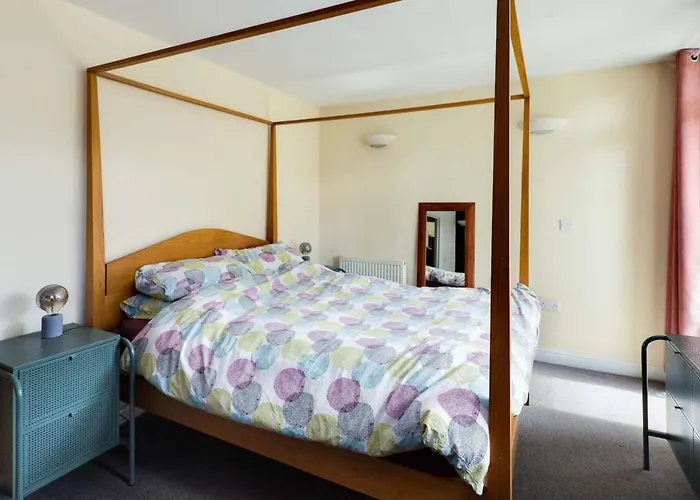Beautiful & Vibrant 2Bd Home W Balcony - Hackney!