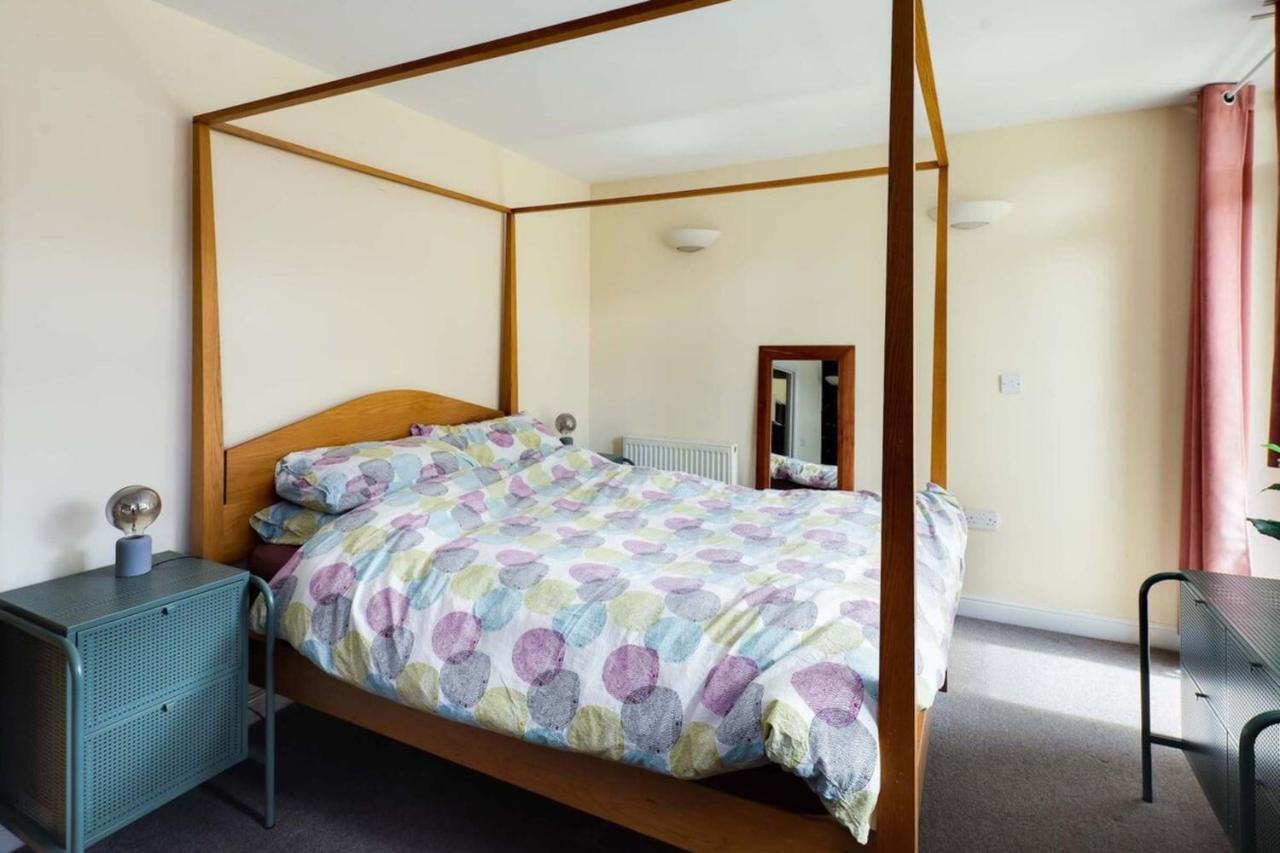 Beautiful & Vibrant 2bd W Balcony - Hackney! * Londra