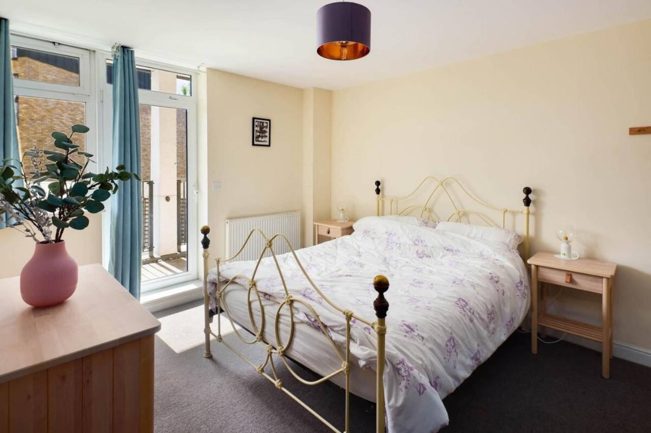Beautiful & Vibrant 2bd W Balcony - Hackney! *