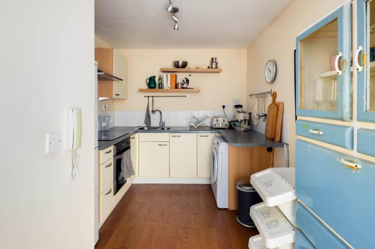 Beautiful & Vibrant 2bd W Balcony - Hackney! * Londra